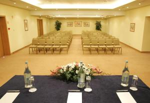 uma sala vazia com cadeiras e garrafas de vinho numa mesa em Suite Hotel Eden Mar - PortoBay em Funchal