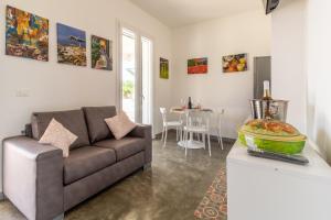 a living room with a couch and a table at Villa melograno in Ispica