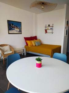 een woonkamer met een tafel en een bank bij HORIZON BLEU Vue Mer in Cassis