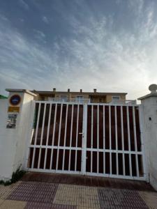biała brama przed domem w obiekcie Adosado Estany w mieście Cullera
