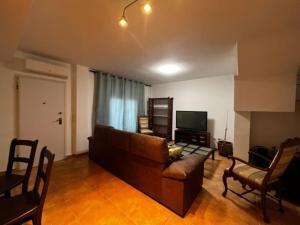 ein Wohnzimmer mit Sofa und Fernseher in der Unterkunft Adosado Estany in Cullera