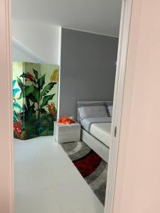 een kleine kamer met een bed en een kleine slaapkamer bij Ginevra Petite Maison in Termoli