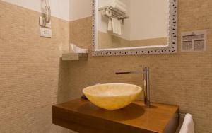 La salle de bains est pourvue d'un lavabo sur un comptoir. dans l'établissement Main Palace Hotel, à Roccalumera