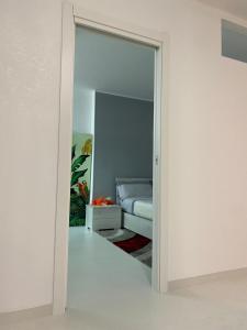 Una puerta que conduce a un dormitorio con cama en Ginevra Petite Maison, en Termoli