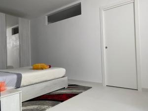 Dormitorio con cama con almohada amarilla en Ginevra Petite Maison, en Termoli