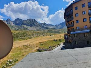 een uitzicht op de bergen vanuit een gebouw bij Apartamentos Grifo Vacances Grizzly in Pas de la Casa