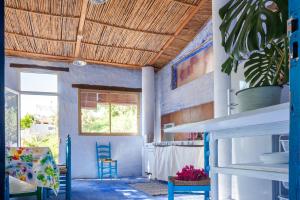 ウエルカル・オベラにあるCasa Rural Aloe Veraの木製の天井、テーブルと椅子付きのキッチンが備わります。