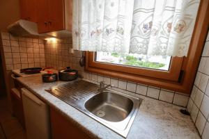 Η κουζίνα ή μικρή κουζίνα στο Studios Ioanna +73 φωτογραφίες