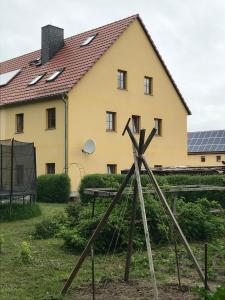 um moinho de vento em frente a uma casa em Ferienwohnung Familie Nahrstedt Erdgeschoß em Löbau