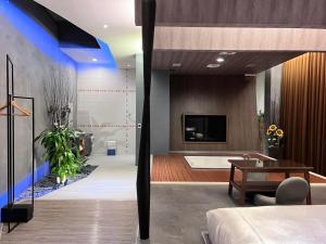 TV a/nebo společenská místnost v ubytování Moonlight Motel