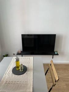En tv och/eller ett underhållningssystem på Unique apartment in Coruña Old Town