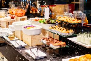 ein Buffet mit vielen verschiedenen Arten von Speisen vorhanden in der Unterkunft Sheraton Shunde Hotel in Shunde