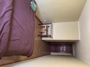 キーウにあるMega cityのベッドと階段が備わる小さな客室です。