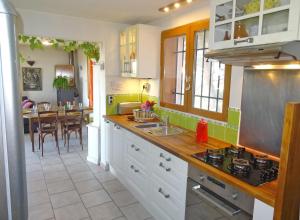 Η κουζίνα ή μικρή κουζίνα στο Soleil bleu