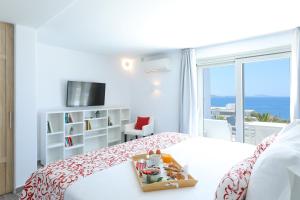 Cama ou camas em um quarto em O Lofos Luxury Boutique Suites