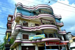 un edificio con balcones en un lateral en hotel sagnik, en Murshidābād