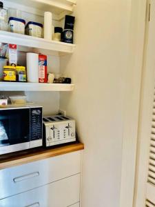 Cucina o angolo cottura di Whispering Gums - Ocean Views, Pet Friendly, EV UNIT 7kW for electric cars, Sleeps 7