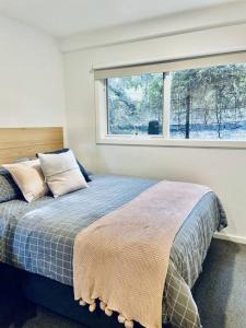 Letto o letti in una camera di Whispering Gums - Ocean Views, Pet Friendly, EV UNIT 7kW for electric cars, Sleeps 7