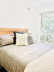 Letto o letti in una camera di Whispering Gums - Ocean Views, Pet Friendly, EV UNIT 7kW for electric cars, Sleeps 7