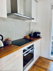 Cucina o angolo cottura di Whispering Gums - Ocean Views, Pet Friendly, EV UNIT 7kW for electric cars, Sleeps 7