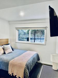 Letto o letti in una camera di Whispering Gums - Ocean Views, Pet Friendly, EV UNIT 7kW for electric cars, Sleeps 7
