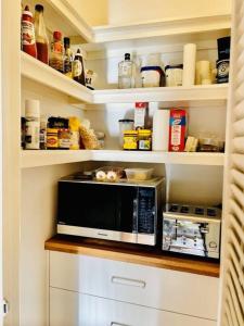 Cucina o angolo cottura di Whispering Gums - Ocean Views, Pet Friendly, EV UNIT 7kW for electric cars, Sleeps 7