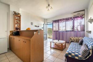 un soggiorno con un divano e un tavolo di Vangelis apartment a Angón