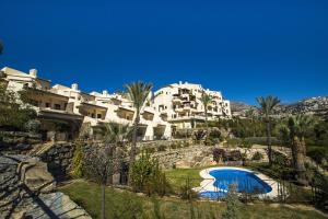 Blick auf ein Resort mit Pool in der Unterkunft Villa Gadea 10-1-4 in Altea