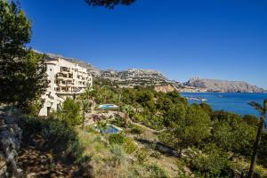 Blick auf ein Resort auf einem Hügel neben dem Meer in der Unterkunft Villa Gadea 10-1-4 in Altea