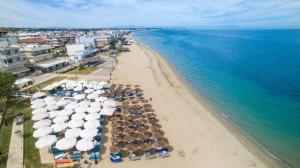 an aerial view of a beach with umbrellas and the ocean at Sunny House in Perea