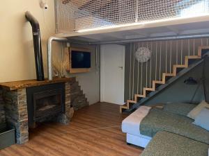 sala de estar con chimenea y escalera en CasaRuibella, en Moratalla