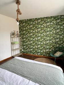 1 dormitorio con una pared cubierta de flores en Le Clos de Canet, en Canet d'Aude