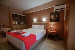 ネオス・マルマラスにあるStudios Ioannaのベッドルーム1室(赤い毛布付きのベッド1台付)
