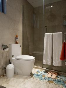 y baño con aseo y ducha. en Kandiz 2 Bedroom Apartment en Nairobi