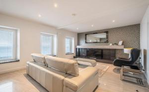 Χώρος καθιστικού στο Promenade Apartment Panoramic sea Views Portstewart