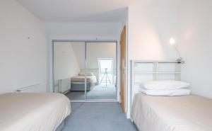 Ένα ή περισσότερα κρεβάτια σε δωμάτιο στο Promenade Apartment Panoramic sea Views Portstewart