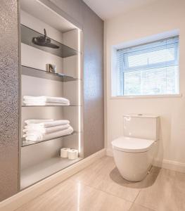 Ένα μπάνιο στο Promenade Apartment Panoramic sea Views Portstewart +23 φωτογραφίες