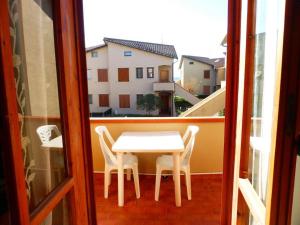 einen weißen Tisch und Stühle auf dem Balkon in der Unterkunft La casa di Pane in Follonica