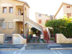 a house with a staircase in front of a building at La casa di Pane in Follonica