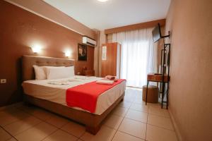 ネオス・マルマラスにあるStudios Ioannaのホテルルーム ベッド1台(赤い毛布付)
