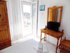 TV a/nebo společenská místnost v ubytování Hotel Sgouridis