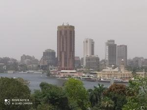 Blick auf eine Stadt mit Fluss und Gebäuden in der Unterkunft The best location in garden city in Kairo