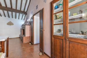 una cucina con porta in legno e scaffali in una stanza di Il Borgo a Capoliveri