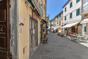 una strada vuota in una città con tavoli e sedie di Il Borgo a Capoliveri