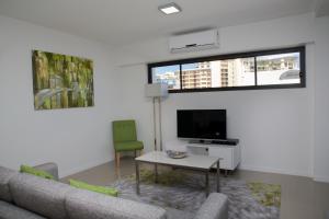 En tv och/eller ett underhållningssystem på Atrio Apartments