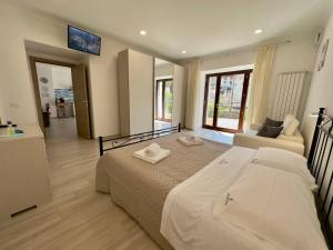 ein Schlafzimmer mit einem großen Bett und ein Wohnzimmer in der Unterkunft Appartamenti Santa Rita in Maiori