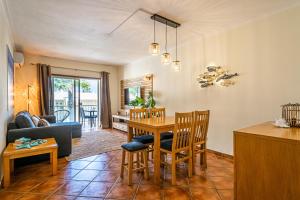 uma cozinha e sala de estar com mesa e cadeiras em BeGuest Jardins Vale Parra Apartment em Albufeira