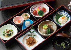 橫濱的住宿－新橫濱格雷斯酒店，一组装满不同种类食物的碗