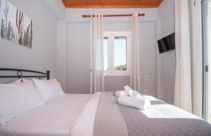 A bed or beds in a room at SOHORO Forest Hill Apartment by "elite"