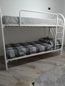 Poschodová posteľ alebo postele v izbe v ubytovaní Perla Nera